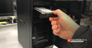 Install the new disk and close the handle Dell Equallogic